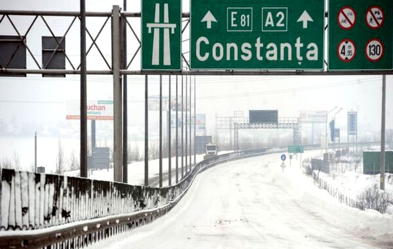 Circulaţia este îngreunată pe A2, luni, din cauza ploii îngheţate. Care sunt recomandările polițiștilor pentru șoferi