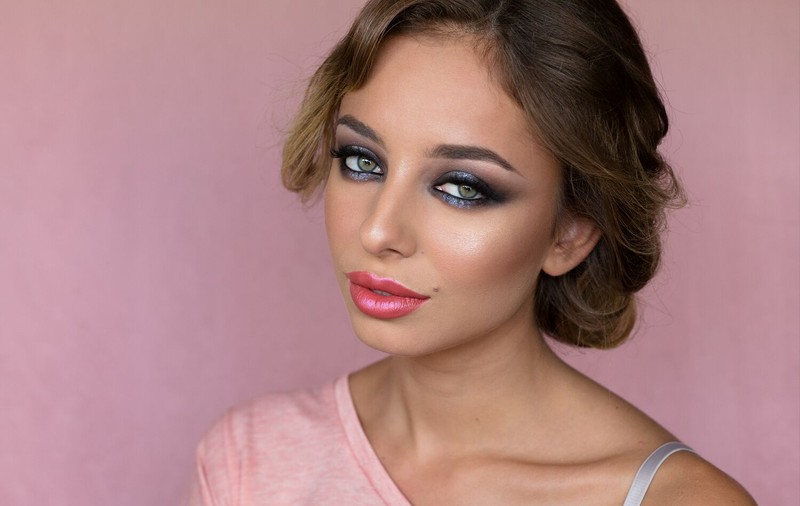 Bianca de la Amadeus îți arată cum să faci machiajul perfect de Revelion