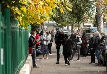Părinții îi așteaptă pe copii în fața unei școli din cartierul Colentina, Sectorul 2. Foto: Vlad Chirea