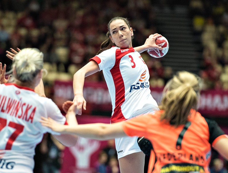 epa05074480 Poland's Monika Kobylinska in action during the match between Poland and the Netherlands at the Women's World Handball Championship in Herning, Denmark, 18 December 2015. EPA/HENNING BAGGER DENMARK OUT