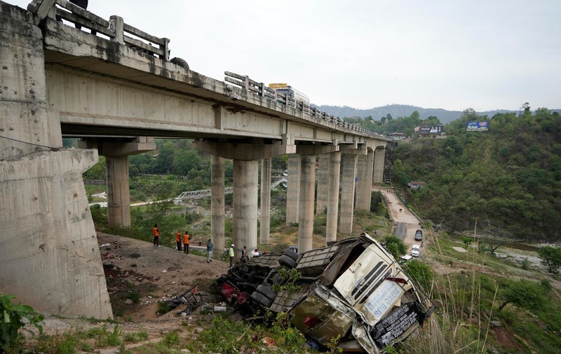 Zeci de morți și de răniți, după ce un autocar cu pelerini hinduși a căzut într-o prăpastie, în India