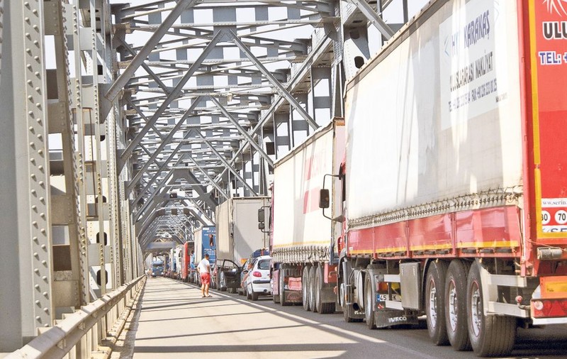 Încă patru luni de trafic de coşmar pe «Podul Prieteniei»