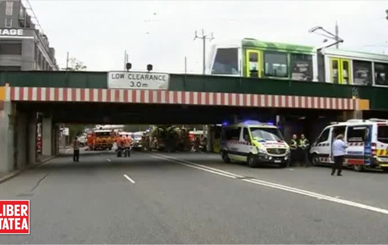 Accident teribil cu un autobuz supraetajat. Călătorii au fost prinși ca într-o conservă la trecerea pe sub un pod / VIDEO
