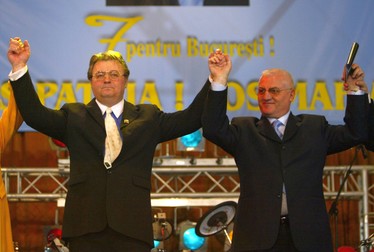 Lansarea candidaturii lui Dumitru Dragomir s-a făcut cu mare fast la Sala Polivalentă din București, sub sloganul ”Jos mafia! Sus patria!” | FOTO: Gazeta Sporturilor