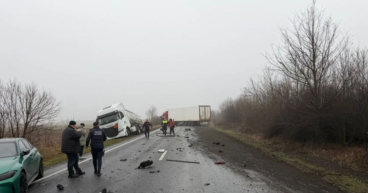 Resturi dintr-o mașină sunt împărșitate pe șosea, în timp ce salvatorii intervin în urma unui grav accident produs lângă Lugojel, județul Timiș, 27 ianuarie 2026