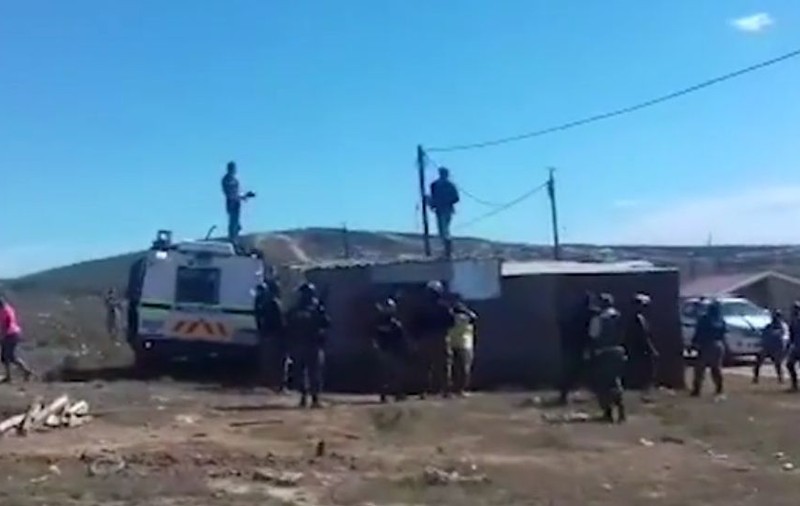 VIDEO | Un bărbat din Africa de Sud și-a aruncat fiica de la înălțime, în semn de protest față de demolarea barăcii în care stătea