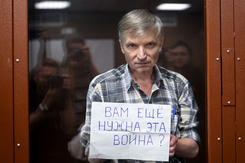 „Mai aveți nevoie de acest război?”, scrie pe o hârtie ținută de Alexei Gorinov în timpul procesului din Moscova. Foto: Profimedia