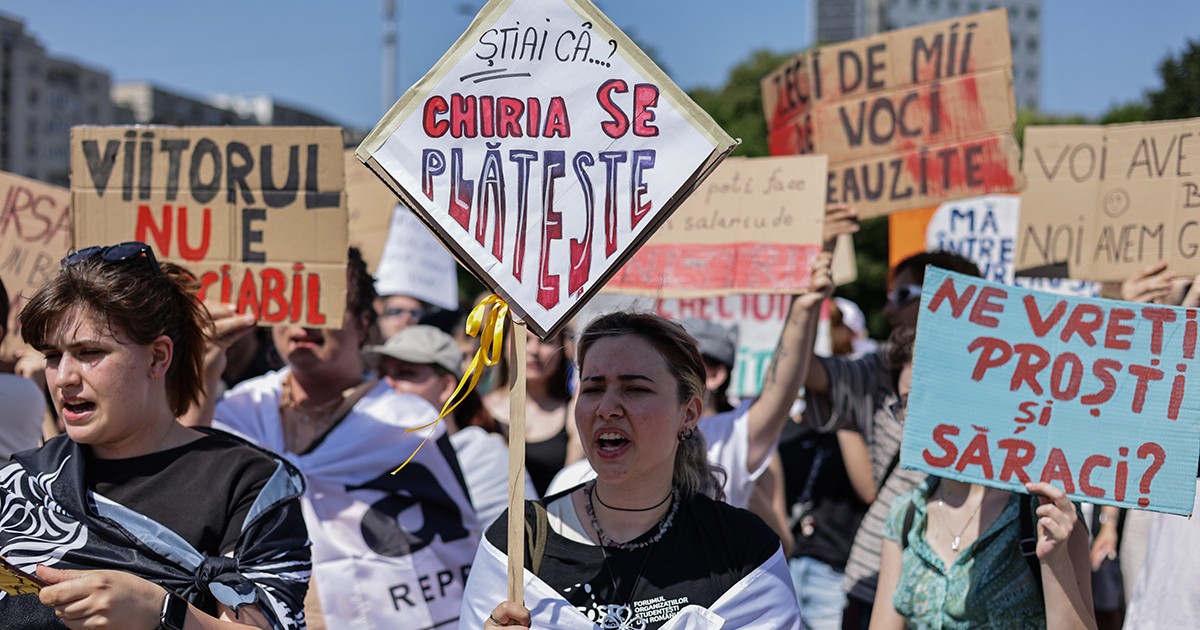 Studenti protesteaza in Piata Victoriei