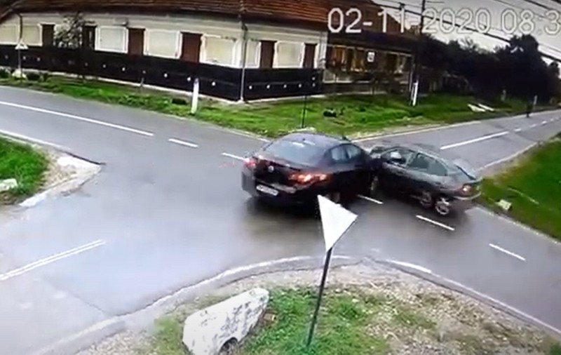 VIDEO / Tânără însărcinată, din Lugoj, luată cu elicopterul, un șofer nu i-a acordat prioritate. Momentul impactului, filmat