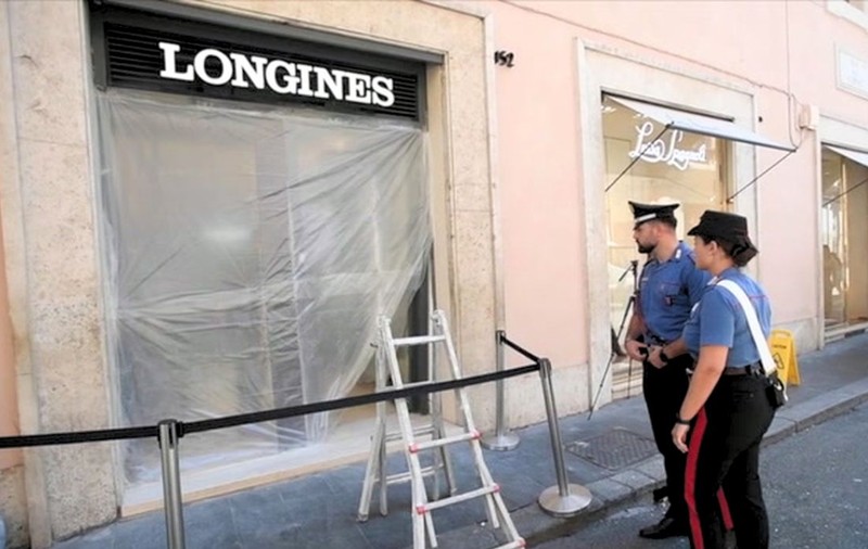 Peste 80 de ceasuri Longines de peste 100.000 de euro, furate în 50 de secunde. Hoții au intrat cu mașina prin vitrina boutique-ului din Roma