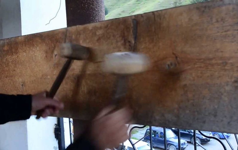 SUPER VIRAL! Un călugăr bate în toacă de parcă ar fi un rockstar | VIDEO