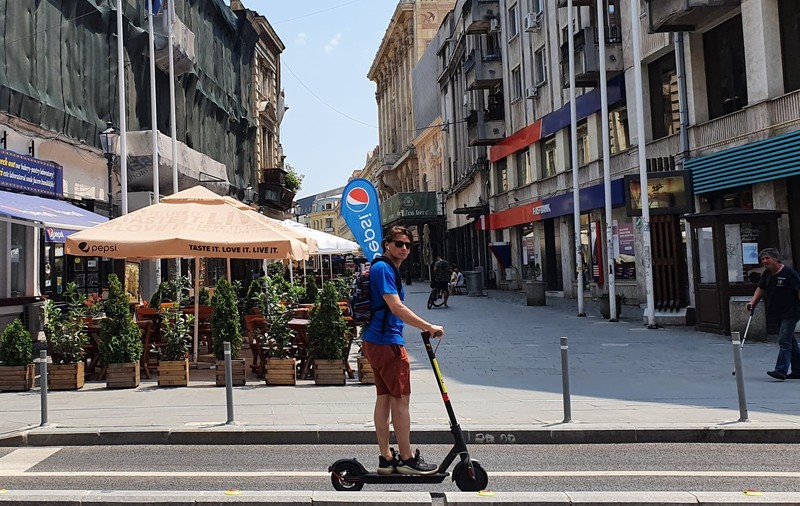 Marius Manole, actorul ”ecologist”: pe trotineta electrică, prin București