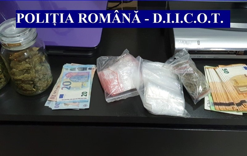 74 de percheziții în Galați, Brăila și Dâmbovița. Sunt vizați membrii uneia dintre cele mai mari grupări infracționale organizate din România, specializată în comercializarea de droguri de risc și mare risc