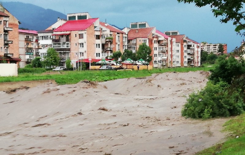 Cod portocaliu de ploi torențiale emis de ANM pentru șapte județe. ISU a luat măsuri suplimentare în Hunedoara, unde e cod roșu de inundații pe Jiu