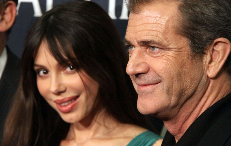 Oksana spune că are poze cu ea desfigurată după bătăile primite de la Mel Gibson