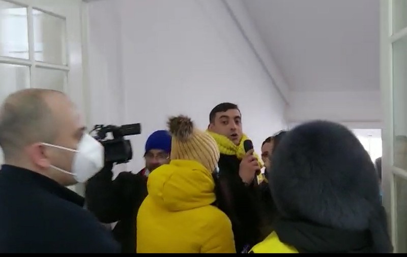 12 amenzi după incidentul de la Primăria Timişoara, când George Simion și mai mulți simpatizanți AUR au intrat în primărie