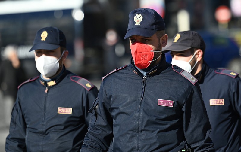 Italia renunţă la masca de protecţie în aer liber