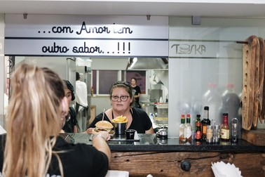 În iulie, când a fost în șomaj tehnic, Ramona a început să lucreze seara, cu jumătate de normă, la o hamburgerie din cartier
