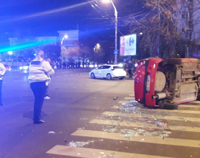 VIDEO / EXCLUSIV / Accident spectaculos în București. Un șofer s-a dat cu mașina peste cap