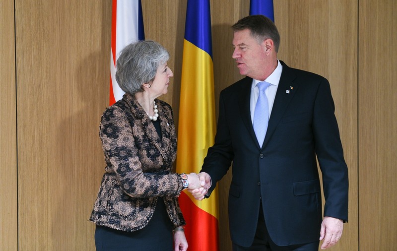 Klaus Iohannis s-a întâlnit cu premierul britanic Theresa May, la Bruxelles. Discuţii despre românii din Regat, în contextul Brexit
