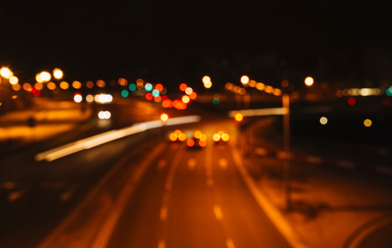 Un bărbat din București a fost târât pe capota unei mașini aproape 200 de metri. Vehiculul a intrat apoi frontal într-un alt autoturism