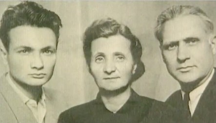 Paul Goma cu părinții (Maria și Eufimie) în 1955. Credit foto: colecția privată a familiei Goma.