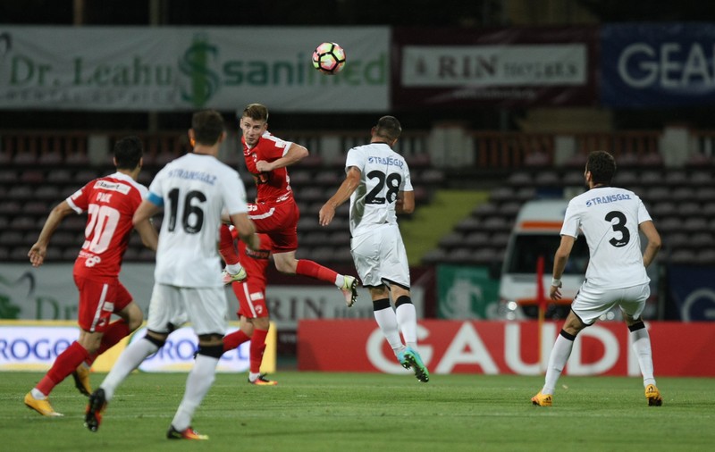 Liga I, etapa a 6-a: Dinamo - Gaz Metan 1-1. Lazăr a deschis scorul, Llullaku a egalat! ”Câinii” au jucat fanul ucis după derby / FOTO&VIDEO