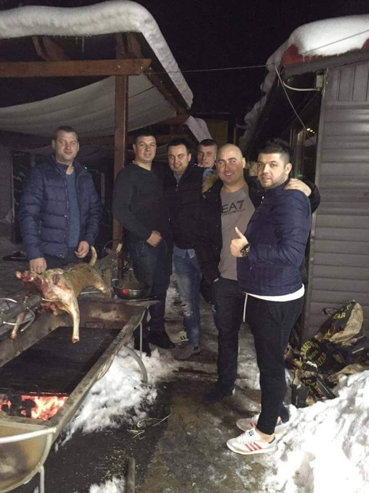 Fotografia de pe Facebook în care Dan Dumitrescu (al treilea din stânga) apare alături de apropiați ai clanului Oacă. Primul din dreapta este Alex de la Caracal, un cântăreț despre care polițistul demis spune că-i este prieten din copilărie