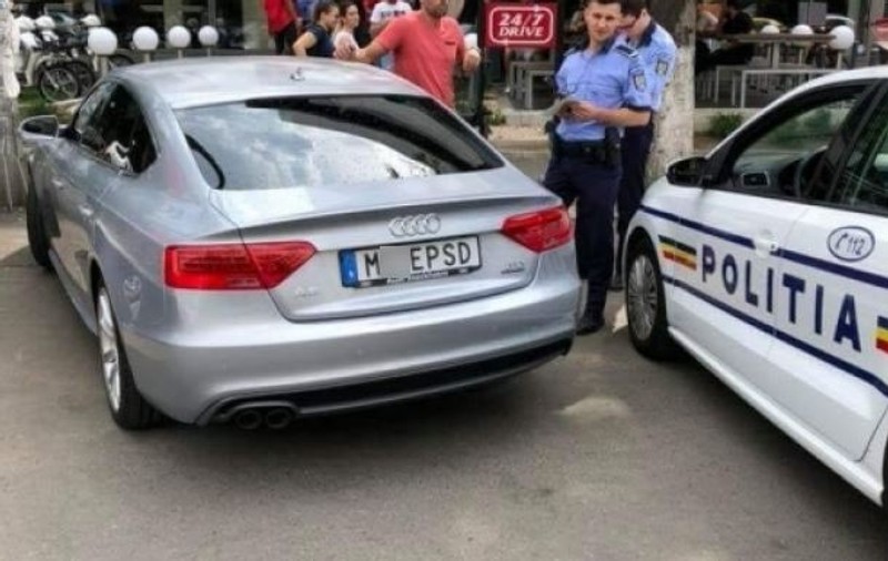 Băsescu îi atacă dur pe polițiștii care l-au amendat pe românul din Suedia: ”Mi-aş dori să vă văd acţionând ferm, când tricolorul este pângărit!”
