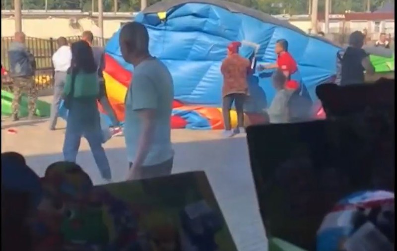 Două fetițe din Rusia sunt în stare gravă, după ce castelul gonflabil în care se jucau a explodat
