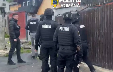 O femeie de 40 de ani conducea „clanul cămătarilor” din Brașov, destructurat de mascați