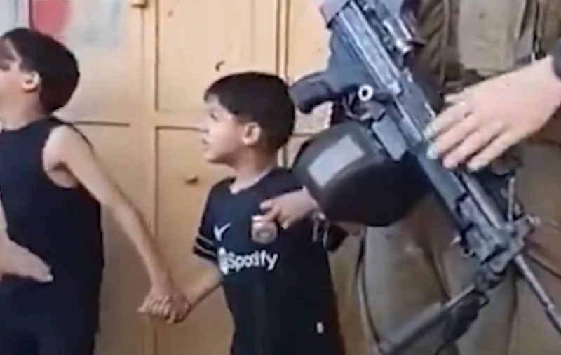 Doi copii palestinieni, reținuți de soldați cu arme în plină stradă și forțați să spună unde e tatăl lor | VIDEO