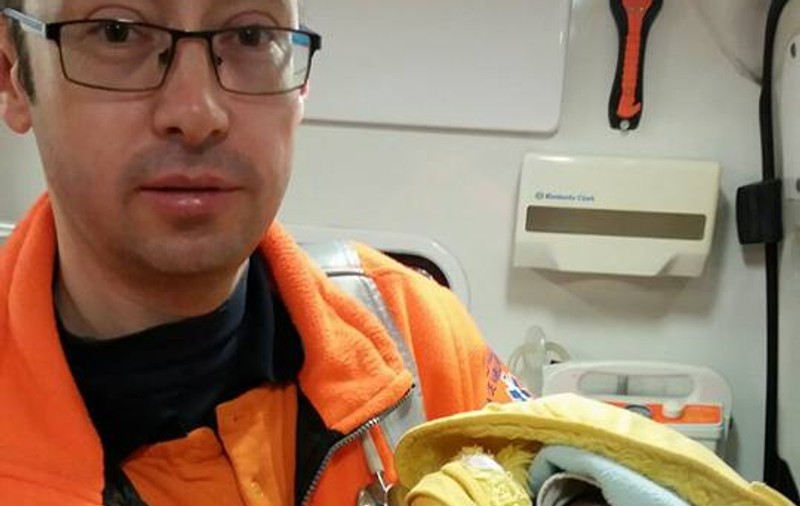 REPORTAJ - O femeie aruncată pe drumuri de concubin a născut în Centrul Maternal Bârlad, fără asistență medicală