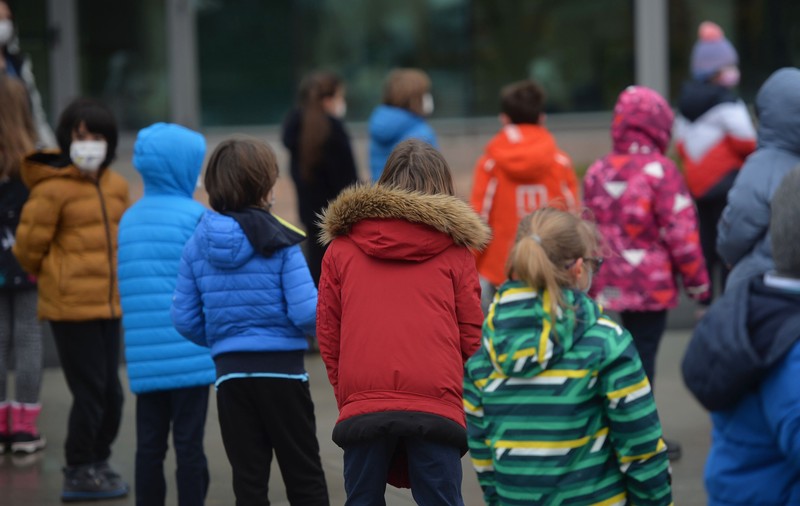 Profesorii și angajații școlilor, obligați să intervină dacă un elev este agresat în afara școlii, potrivit unui proiect al Ministerului Educației