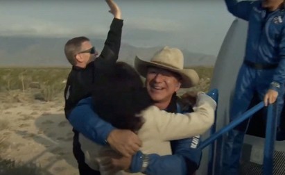 Jeff Bezos și iubita