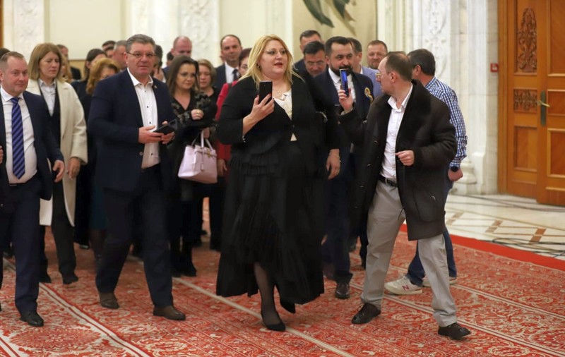 Diana Şoşoacă și Claudiu Târziu au renunţat la mandatele de senatori