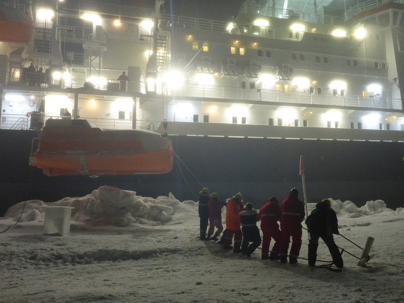 Echipajul de pe Polarstern lucrează timp de 24 de ore în întuneric