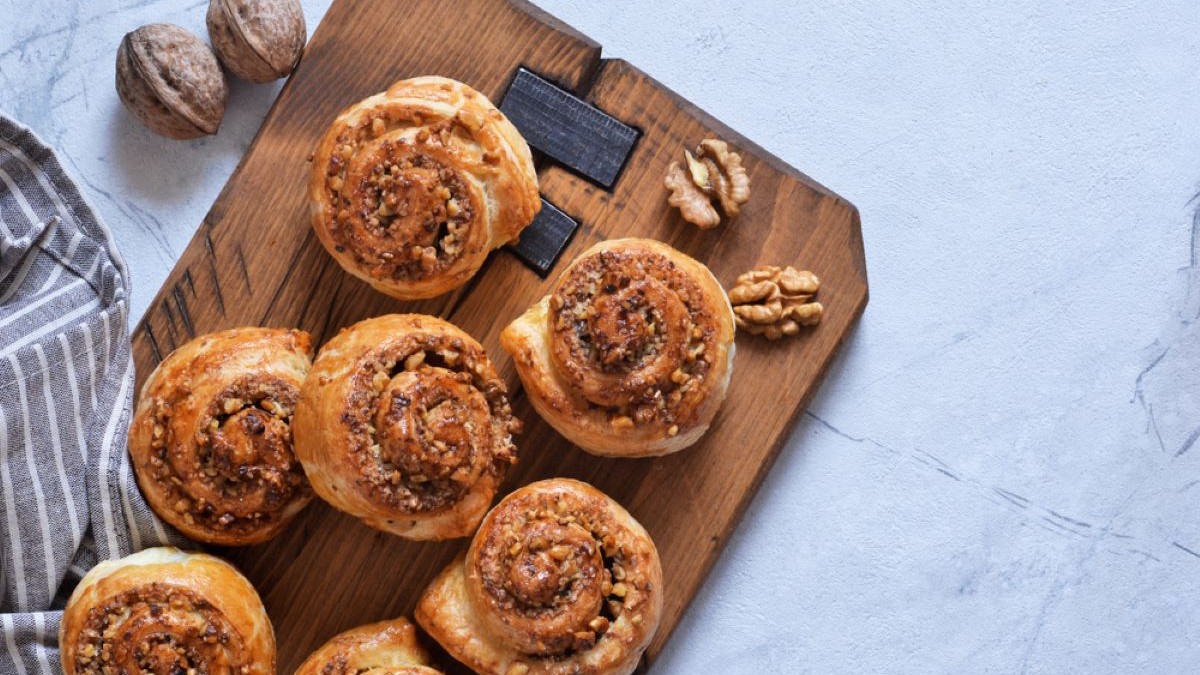 Produsele de patiserie au fost create pentru prima dată de egiptenii antici. Perioada clasică a Greciei și Romei antice a avut produse de patiserie făcute cu migdale, făină, miere și semințe. Introducerea zahărului în bucătăria europeană a dus la o mare varietate de noi rețete de patiserie în Franța, Italia, Spania și Elveția. Cel mai mare inovator a fost Marie-Antoine Carême care a perfecționat aluatul foietaj și a dezvoltat modele elaborate de patiserie. Aluatul de foietaj este folosit în nenumărate preparate culinare, iar unul dintre cele mai populare este reprezentat de pateuri, ștrudele, melci, plăcinte cu diferite umpluturi.