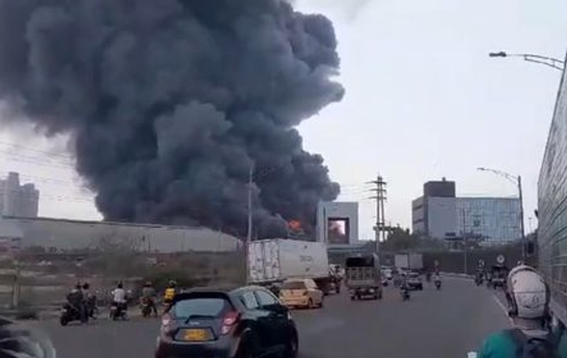 Explozie și incendiu la un depozit dintr-un terminal maritim din Columbia. Flăcările și fumul, vizibile la kilometri distanță