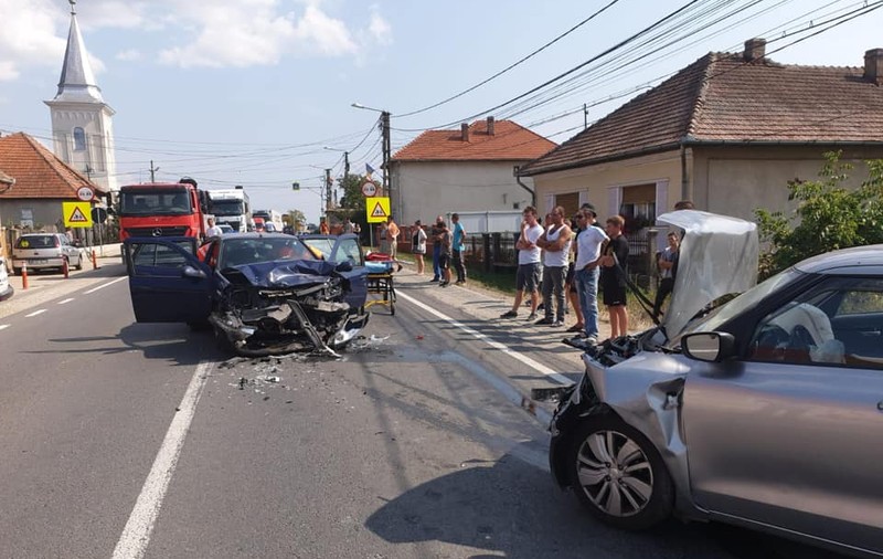 O persoană a murit și alte două au fost rănite, după ce două mașini s-au lovit frontal pe un drum din județul Maramureș