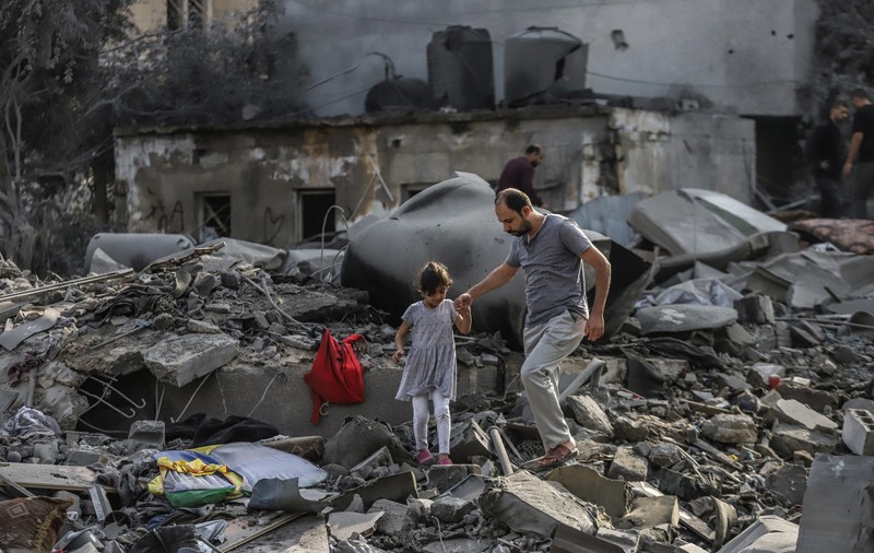 „Dacă se întâmplă ceva, în felul acesta o să-i pot recunoaşte". Familiile din Gaza poartă brățări de identificare pentru a evita înhumarea în gropi comune