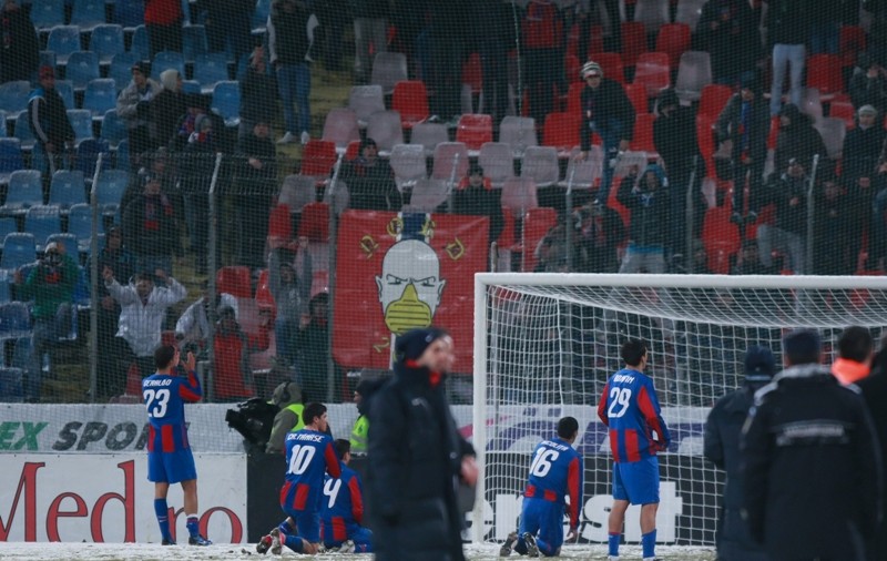 Foto | Steaua, în genunchi, la figurat şi la propriu. Vezi imagini!