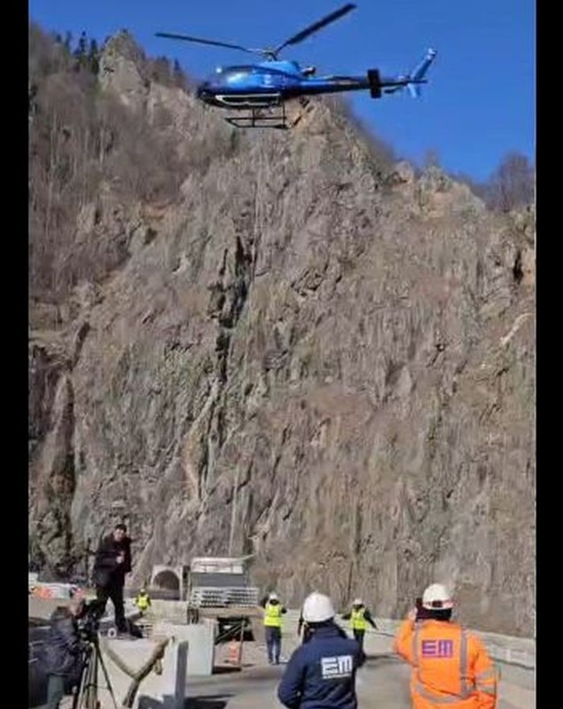 Când se reumple lacul Vidraru: a fost adus inclusiv un elicopter la baraj