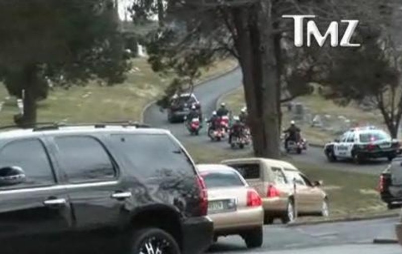 Whtiney Houston a fost înmormântată! Uite momentul în care cortegiul funerar a intrat în cimitir! VIDEO