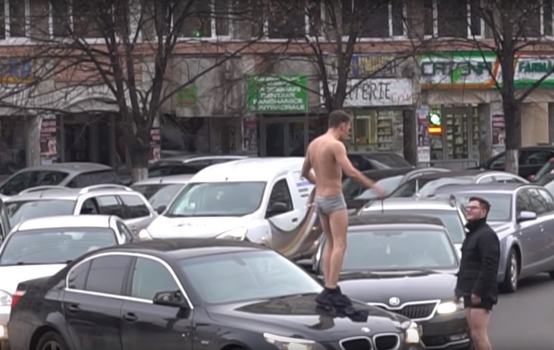 VIDEO | Doi şoferi aproape goi s-au luat la ceartă şi au blocat intersecțiile din Ploieşti, ca să devină celebri pe YouTube. Cum a reacționat poliția
