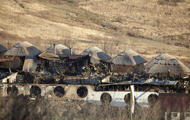 UPDATE | Incendiu la Ferma Dacilor: a fost recuperată a șaptea victimă - un copil. O altă persoană, încă dispărută. Pensiunea nu avea nici autorizație de construire