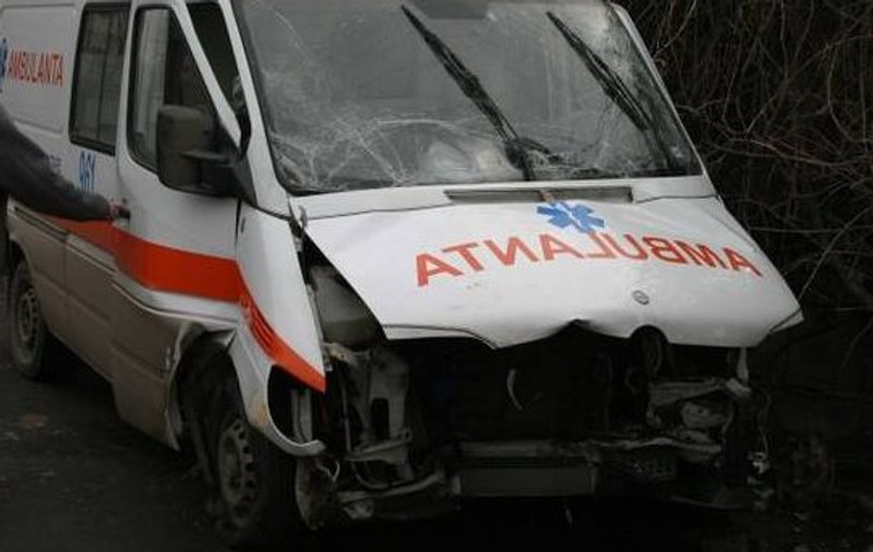 Ambulanță, spulberată de un TIR! Șoferul și pacientul au murit pe loc