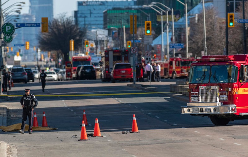 Un bărbat care purta o armă în apropierea unei școli din Toronto a fost împușcat mortal de polițiștii canadieni