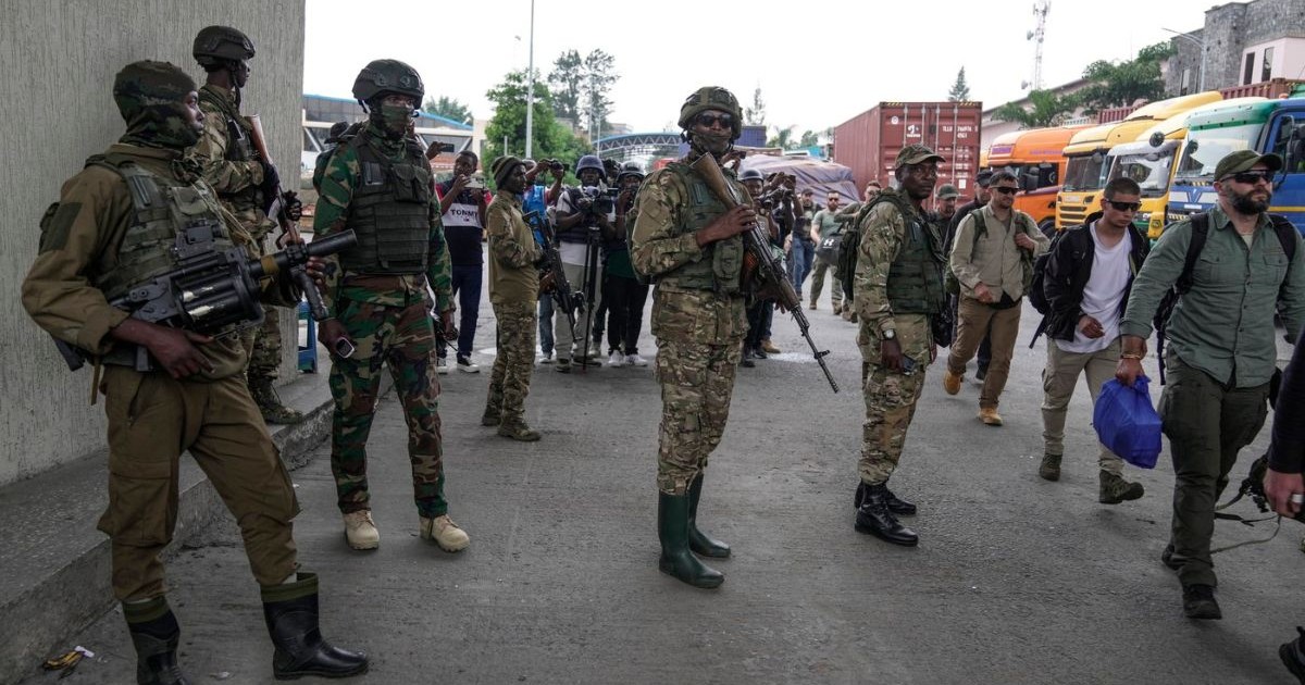 Rebelii M23 eliberează mercenari români capturați, care luptau alături de armata Republicii Democratice Congo (FRDC), la punctul de frontieră Gisenyi din Congo, miercuri, 29 ianuarie 2025