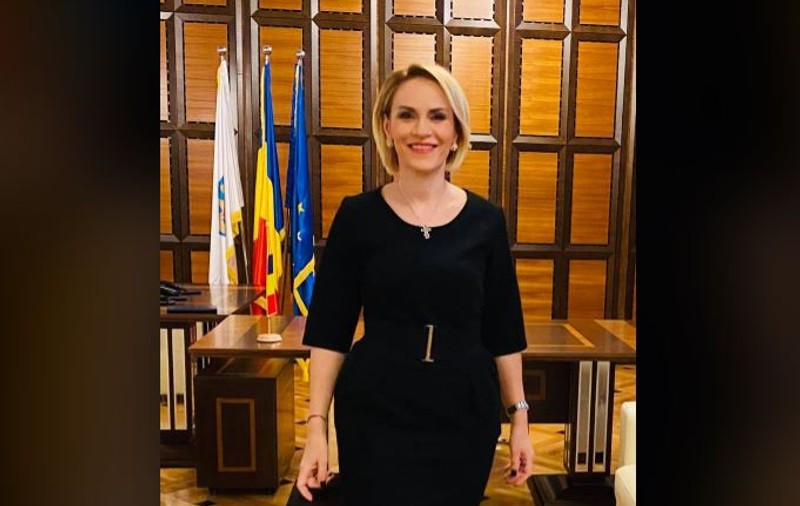 Gabriela Firea se pozează în biroul câștigat la alegeri de Nicușor Dan. “Sunt încă aici. Tot ca oțelul. Și-mi place”